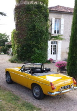 Classic cars in Gers MGB wedding