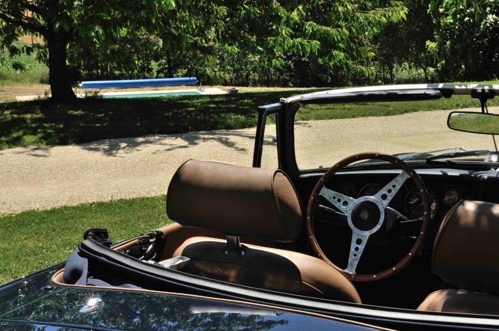Classic Cars in Gers MGB bleue 3