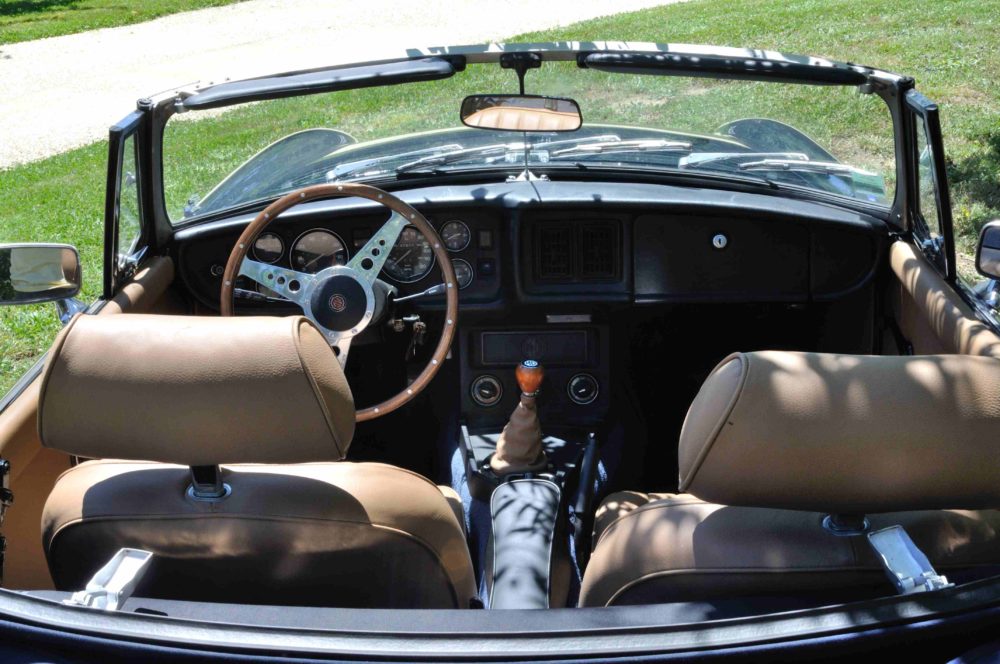 Classic Cars in Gers MGB bleue 2