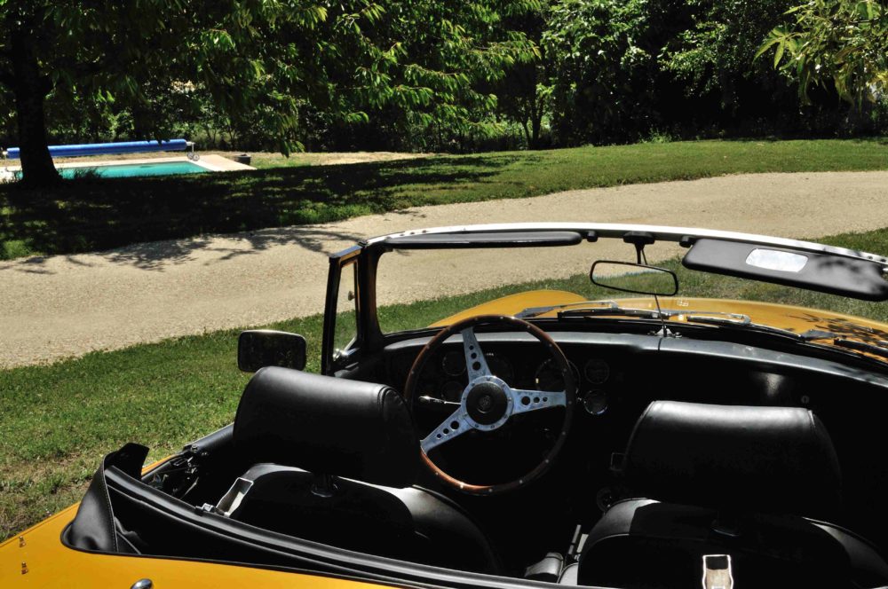 Classic Cars in Gers MGB jaune 3