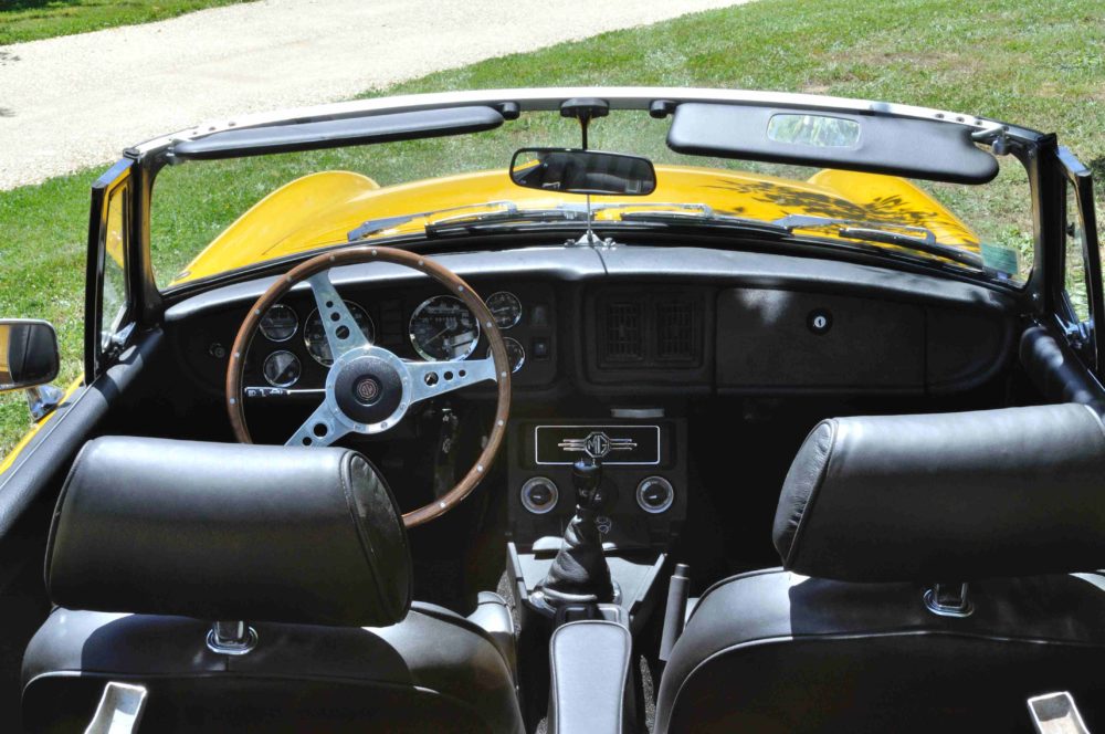 Classic Cars in Gers MGB jaune 2