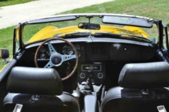 Classic Cars in Gers MGB jaune